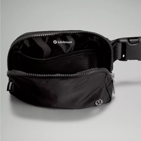 Lululemon Everywhere Belt Bag 1L Black/White Brand New - Picture 5 of 15